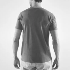 FJÄLLRÄVEN Fjällräven Lägerplats T-Shirt Stone Grey Herren 9 FJÄLLRÄVEN Fjällräven Lägerplats T-Shirt Stone Grey Herren -Bekleidungsgeschäft fjaellraeven laegerplats shirt f81950 018 stone grey 04 gross