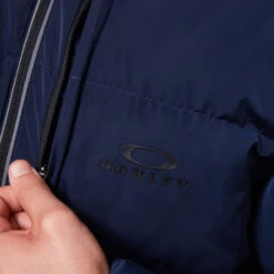 Oakley Latitude Full Zip Puffer Jacket Winterjacke Black Iris Herren -Bekleidungsgeschäft oakley latitude full zip puffer jacket foa401047 6dg 02 gross