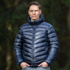 Y By Nordisk Payne Daunenjacke Dress Blue Herren -Bekleidungsgeschäft y by nordisk payne 1158 11 blue 07 gross